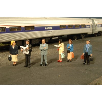 BAC33110 HO MIN.FIGURES-standing platform passengers