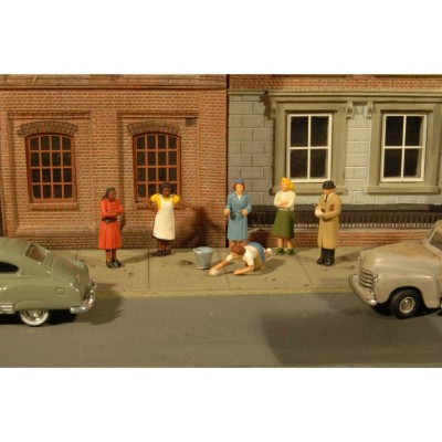 BAC33117 HO SIDEWALK PEOPLE (7pc) *1