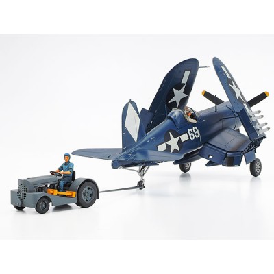 TAM61085 VOUGHT F4U-1D CORSAIR W/MOTO-TUG 1/48