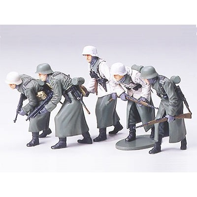 TAM35256 GERMAN ASSAULT INF. w winter gear 1/35