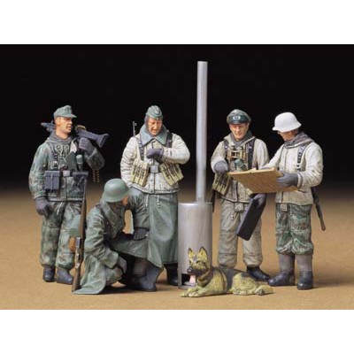 TAM35212 GERMAN SOLDIERS- field briefing 1/35