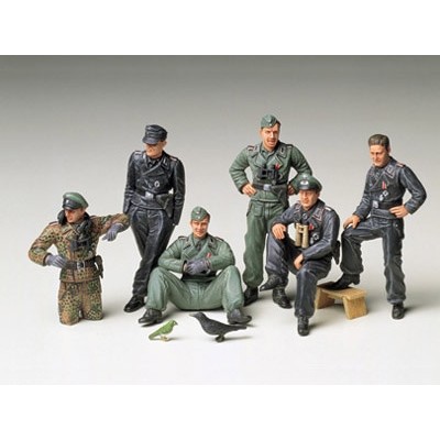 TAM35201 GERMAN TANK CREW AT REST 1/35
