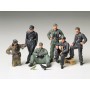 TAM35201 GERMAN TANK CREW AT REST 1/35