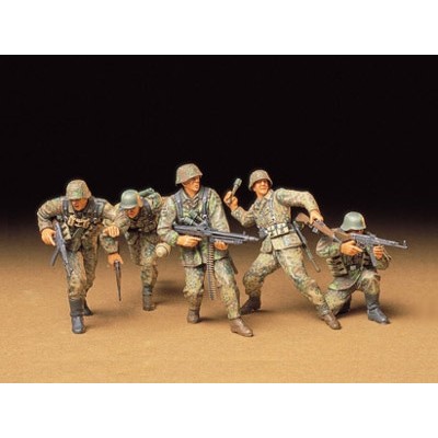 TAM35196 GERMAN FRONT-Line Infantry Men 1/35