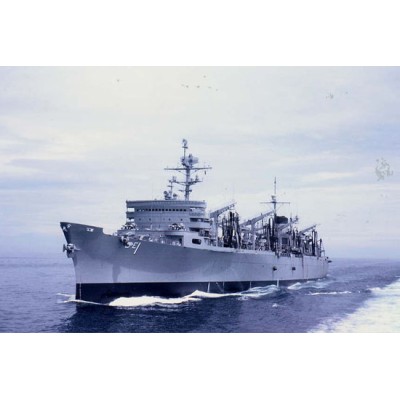 TRU05785 USS SACRAMENTO CLASS AOE FAST COMBAT SUPPORT SHIP 1/700