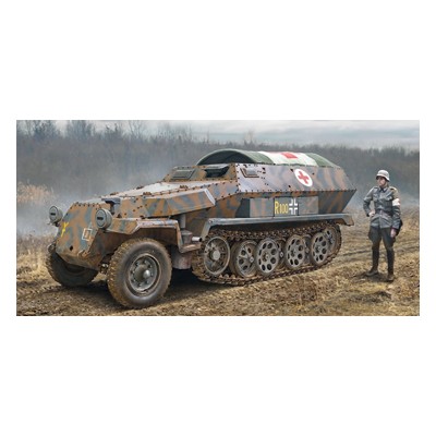 ITA7077 SD.KFZ 251/8 AMBULANCE 1/72