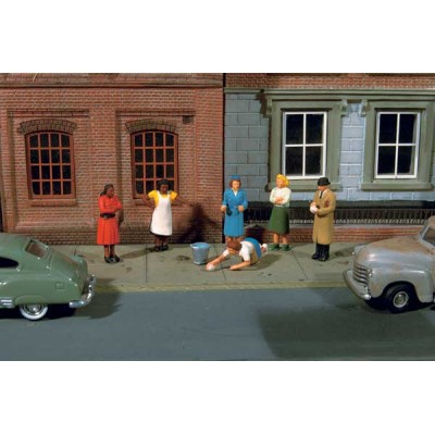 BAC33117 HO SIDEWALK PEOPLE (7pc)